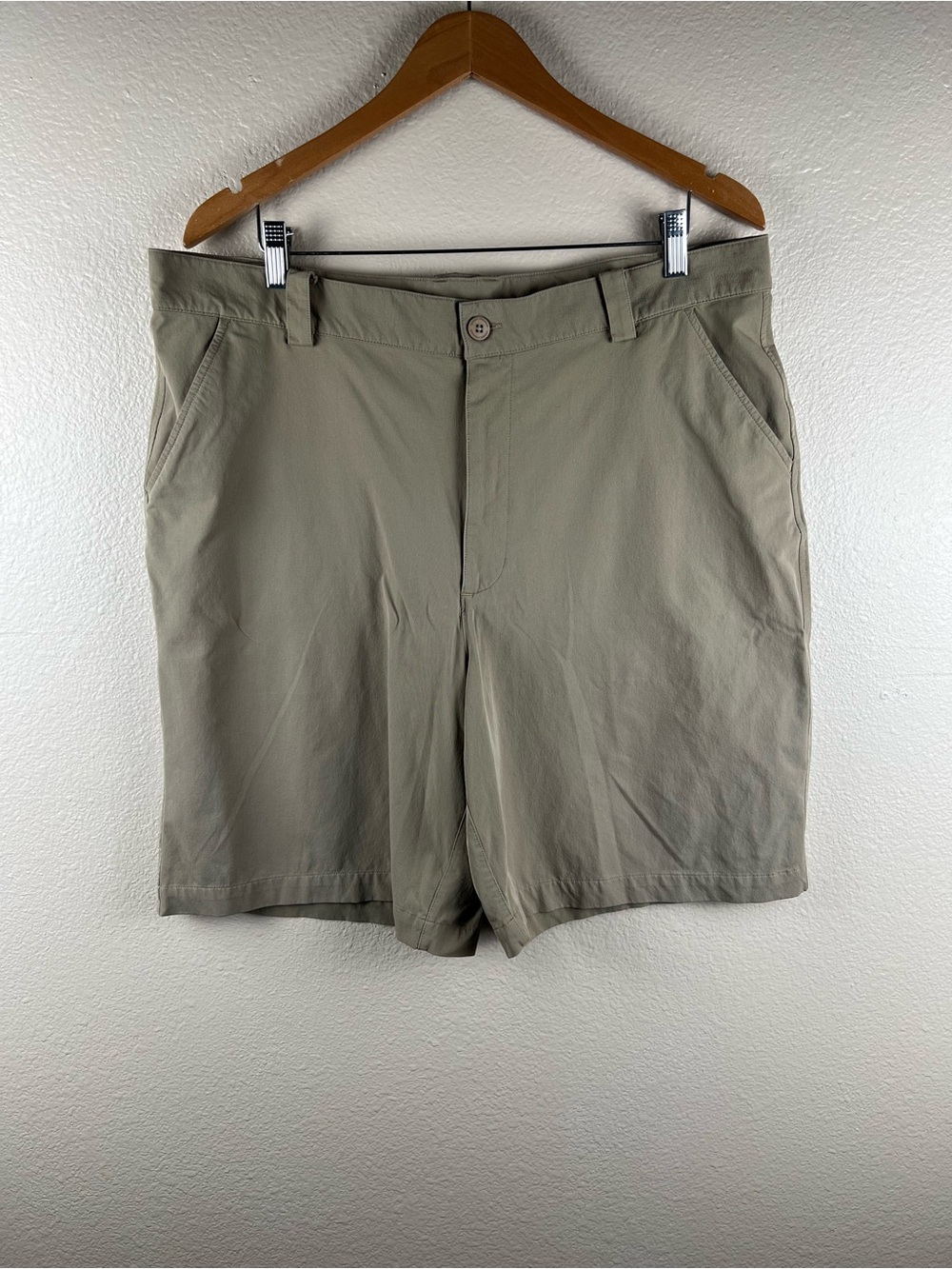 Under Armour Men’s Khaki Golf Shorts Size 38R